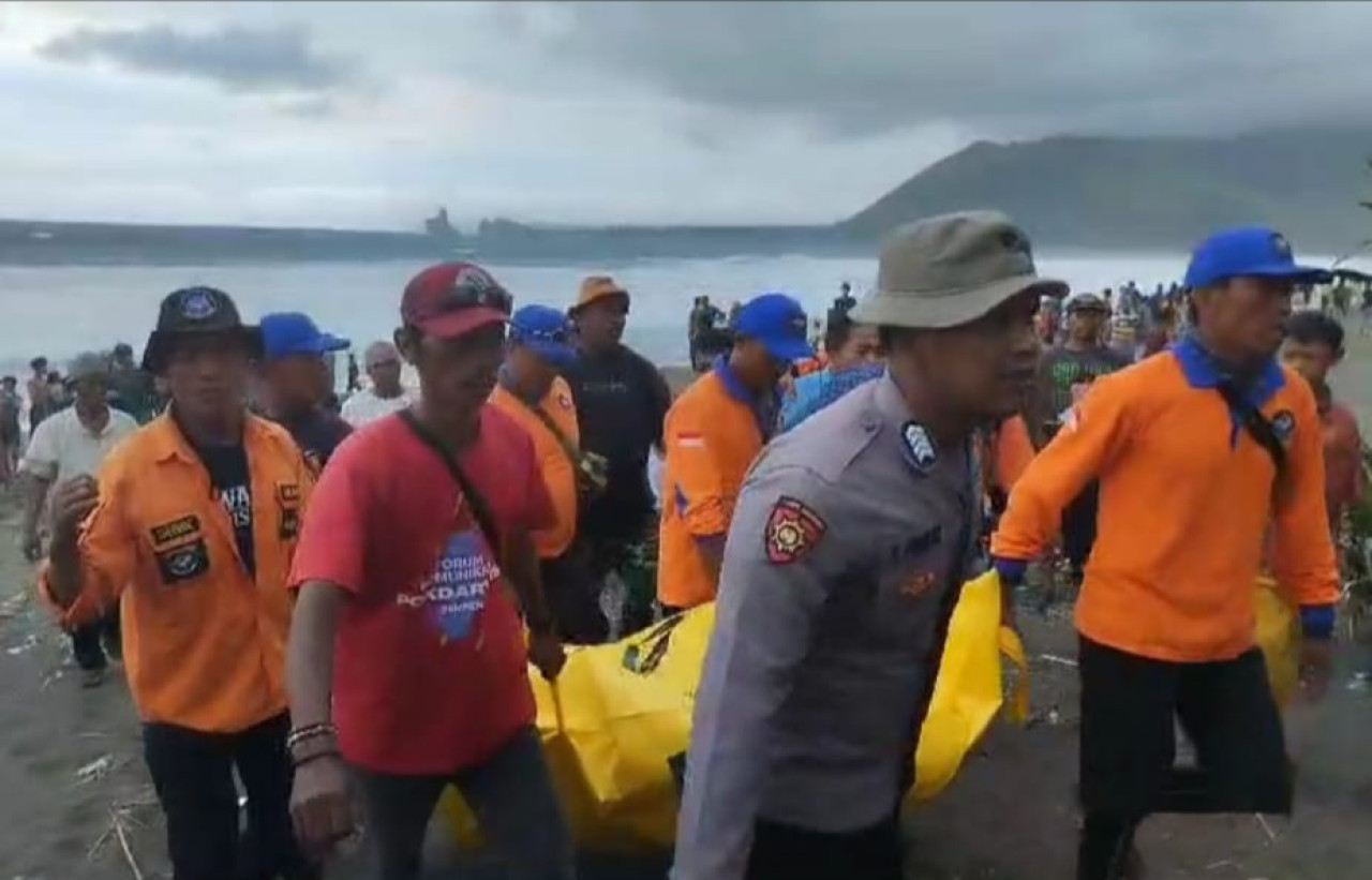 Prosesn evakuasi jenaxah nelayan Jember yang hilang di Watu ULo (Foto: Satpol Airud Polres Jember)