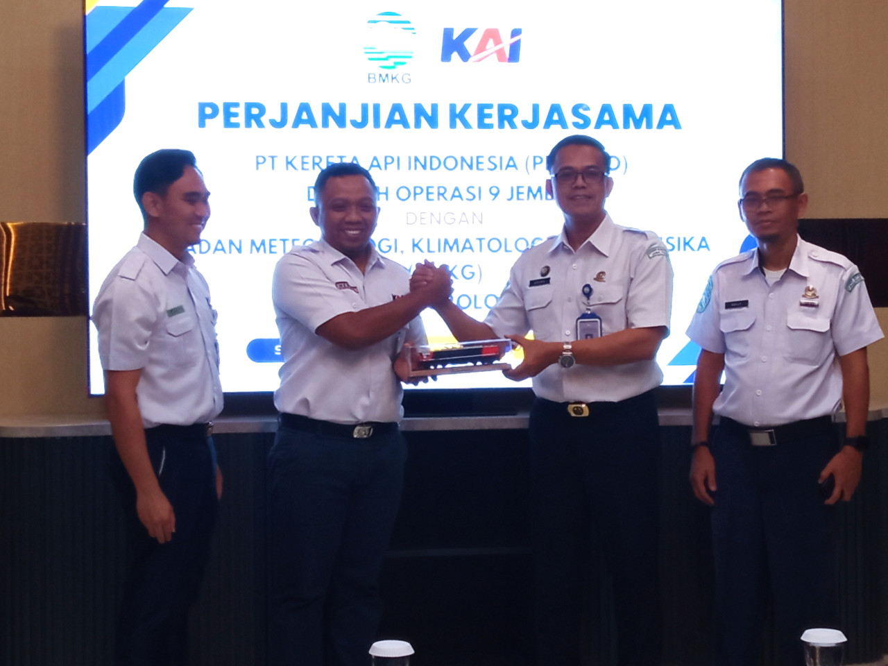 KAI Daop 9 Jember teken MoU dengan BMKG Juanda hadapi bencana Hidrometeorologi (Sugianto)