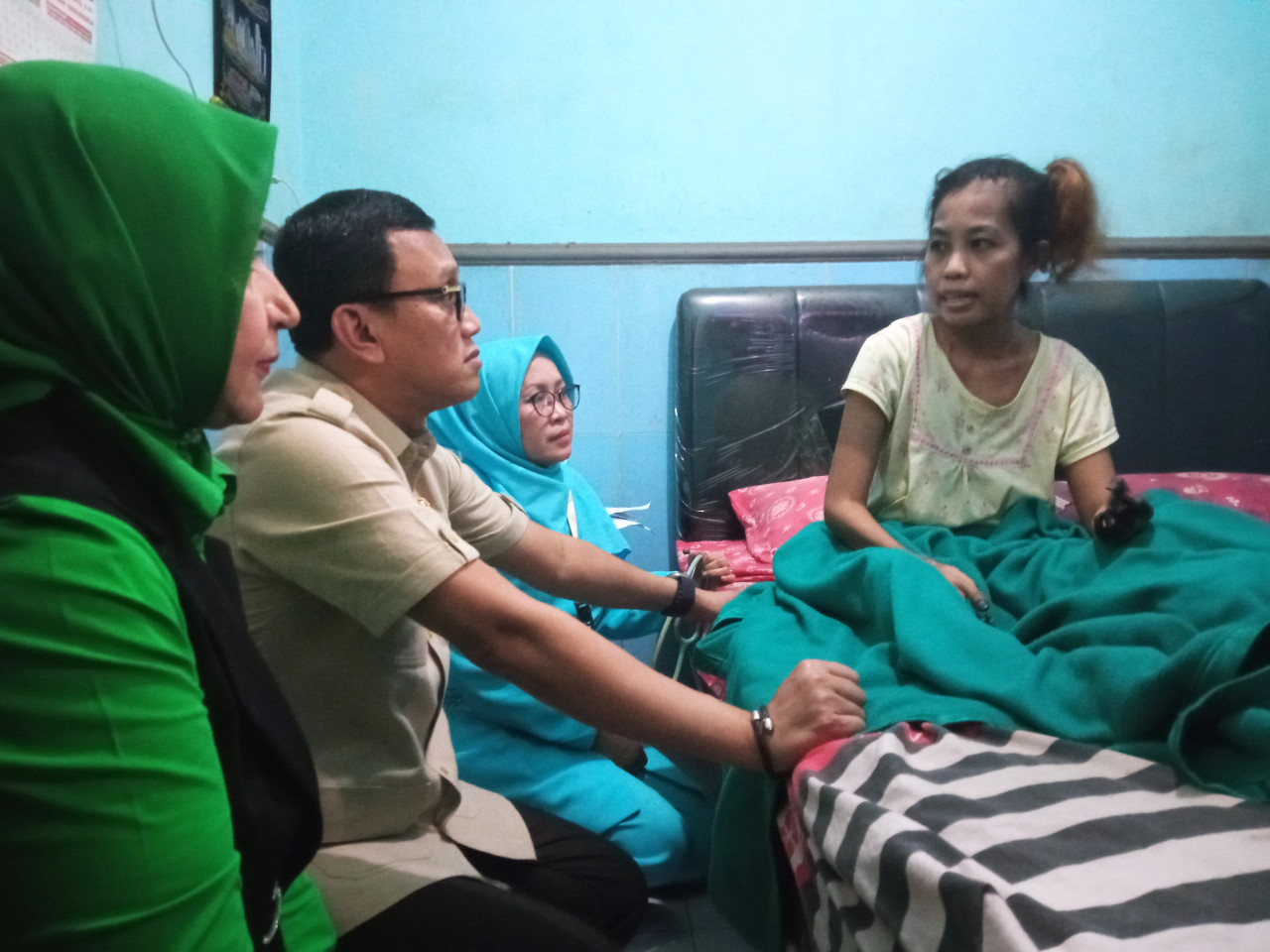 Menteri P2MI mengunjungi TKW asal Jember yang alami sakit. (Foto: Sugianto/jatimnow.com)