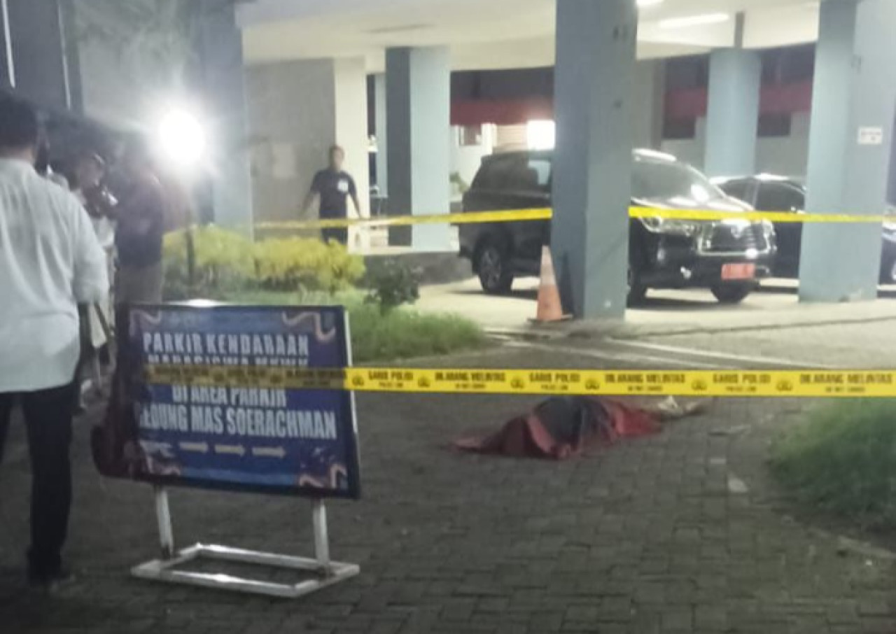 Jasad korban di temukan tak jauh dari gedung LP2M (foto: Sugik/jatimnow.com)