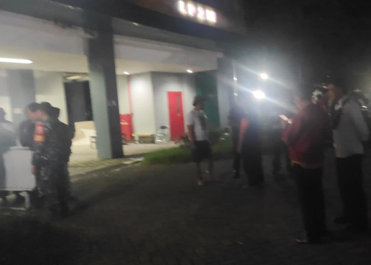 Mahasiswa dan warga saat menyaksikan proses evakuasi (foto: sugik/jatimnow.com)