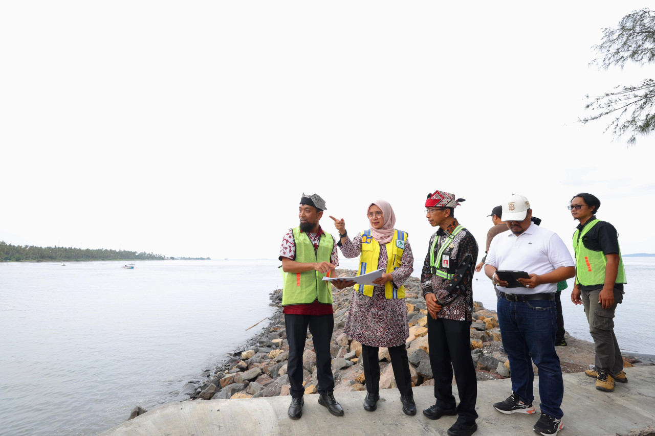 Bupati Banyuwangi Ipuk Fiestiandani saat melakukan pengecekan ke sejumlah destinasi wisata. (Foto: Humas Pemkab Banyuwangi)