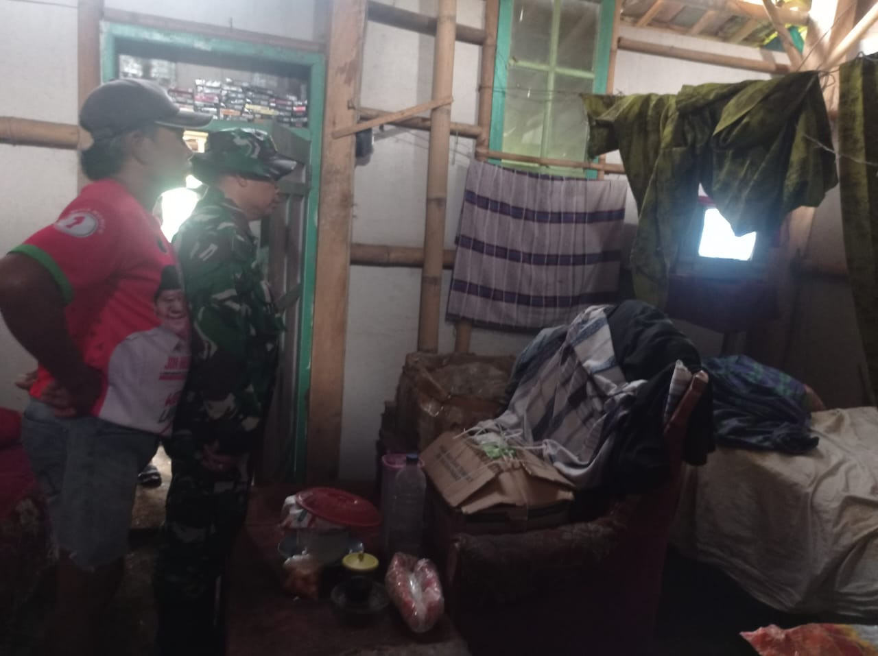 Kondisi seorang janda ditemukan tewas membusuk di Jember. (Foto: Gito/jatimnow.com)