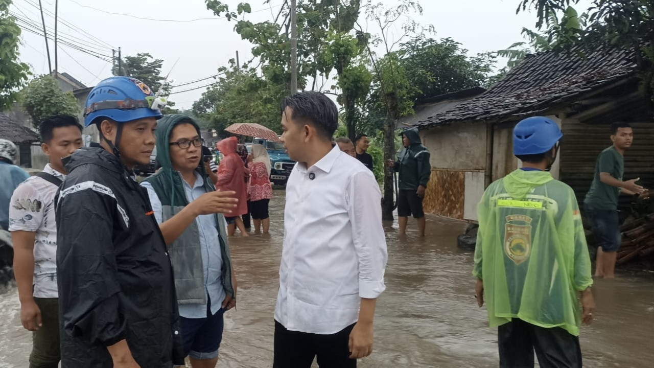 Gus Fawait saat meninjau banjir Jember. (Foto: David/jatimnow.com)