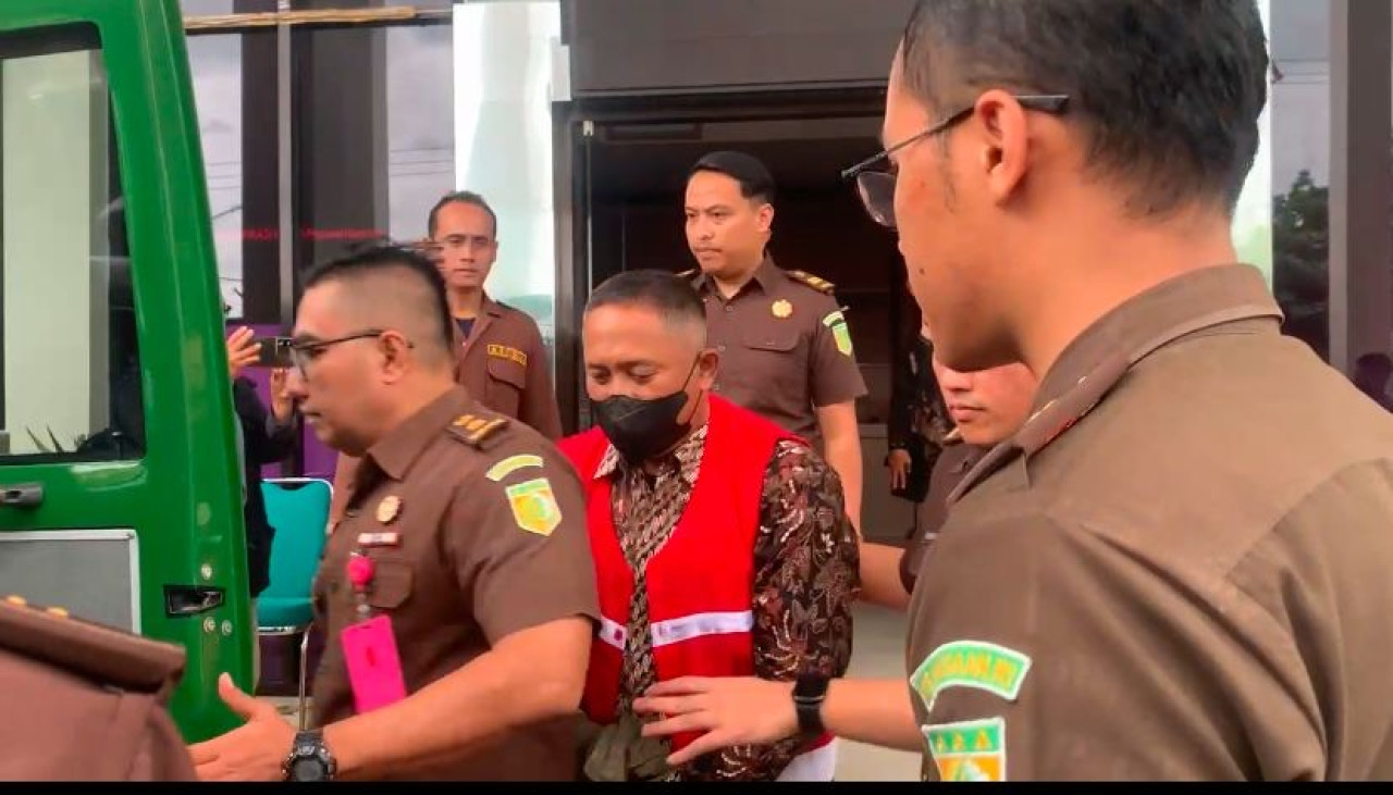Kades Crabak berinisial DW ditahan setelah ditetapkan sebagai tersangka atas dugaan penyalahgunaan dana desa tahun anggaran 2019-2020. (Foto: Ahmad Fauzani/jatimnow.com)