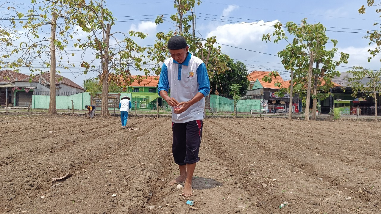 Lapas Kelas I Surabaya melaksanakan kegiatan penanaman bibit di lahan yang baru diresmikan. (Foto: Humas Kemenkumham Jatim for jatimnow.com)
