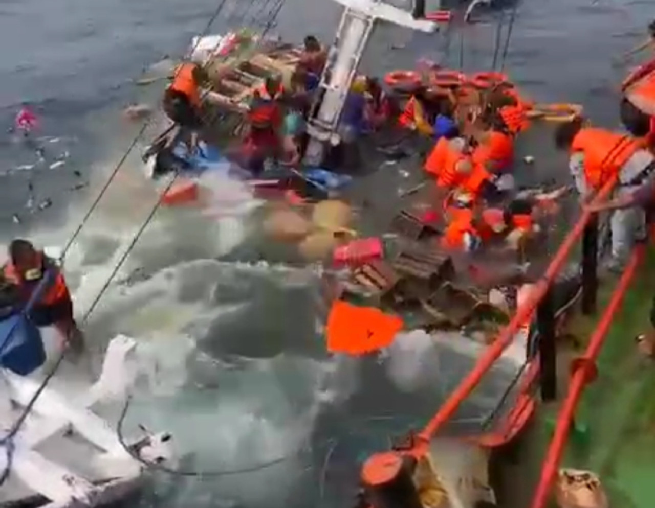 KLM Lorena Sari Tenggelam dihantam ombak (Foto: Tangkapan layar medisa sosial)