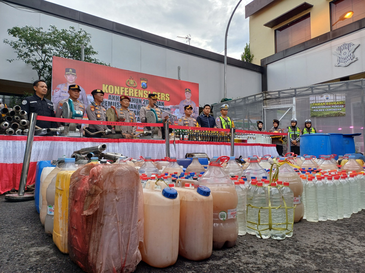 Kapolres Lamongan, AKBP Bobby A. Cobdropuntro didampingi Wakapolres dan jajaran PJU saat monev 2024. (Foto: Adyad Ammy Iffansah/jatimnow.com)