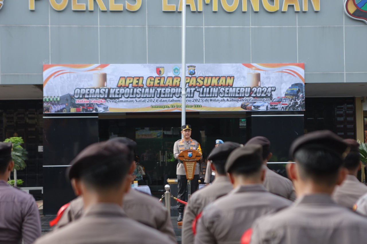 Kapolres Lamongan, AKBP Bobby saat menyiapkan personel untuk mengamankan Nataru. (Foto: Humas Polres Lamongan for jatimnow.com)