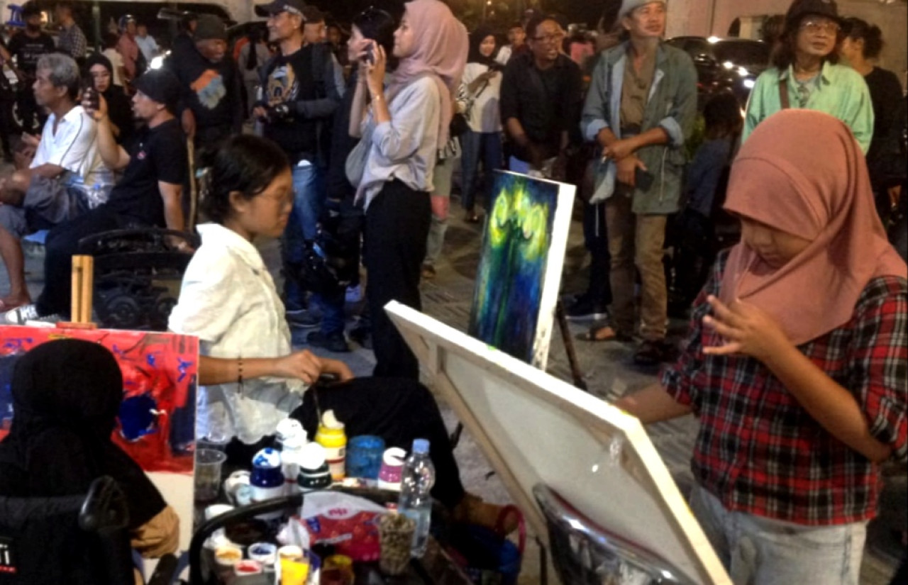 Suasana pelukis Sanggar Daun saat melakukan painting on the spot di Titik 0 Km Yogyakarta (Foto: dok. Sanggar Daun)