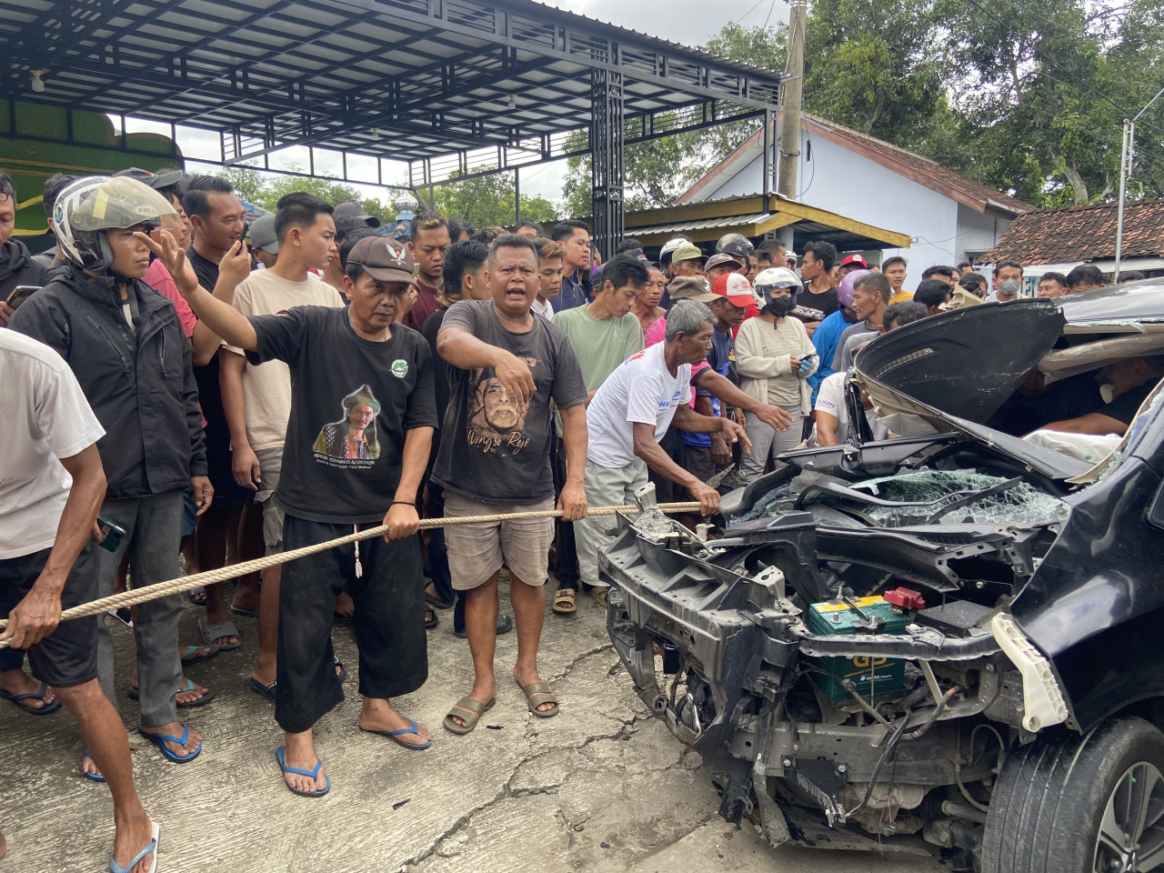 Kecelakaan Adu Banteng Truk dan Xpander di Ponorogo, Sopir Terjepit