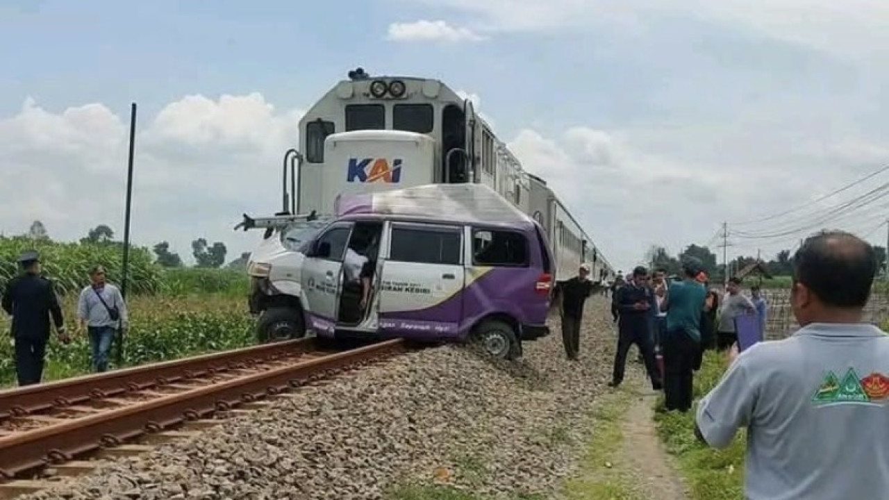 Ambulans RSUD Gambiran Kota Kediri Tertabrak KA Matarmaja, Sopir Tewas