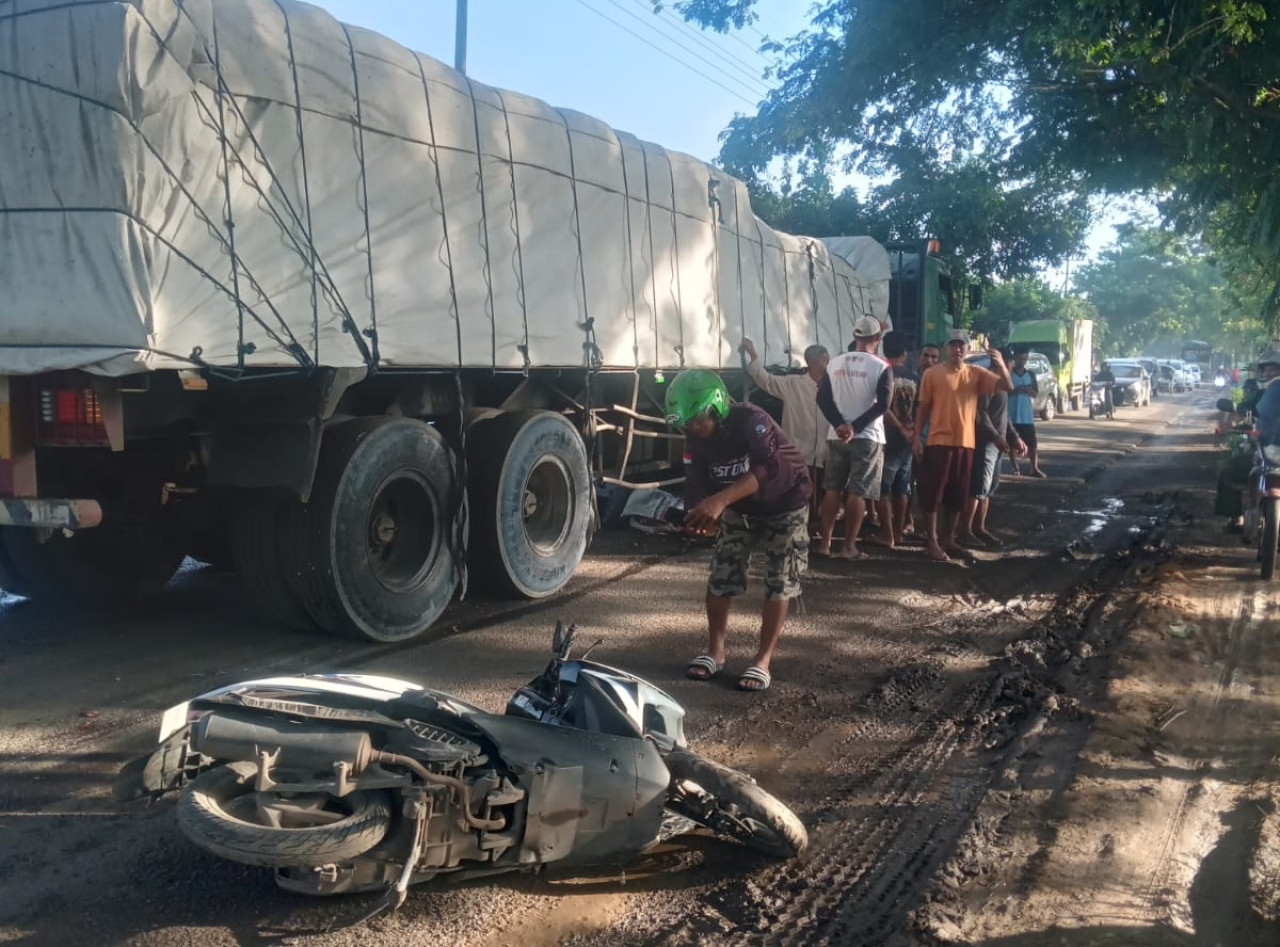 Kecelakaan pengendara sepeda motor terlindas truk besar (Foto: Sugianto/jatimnow.com)