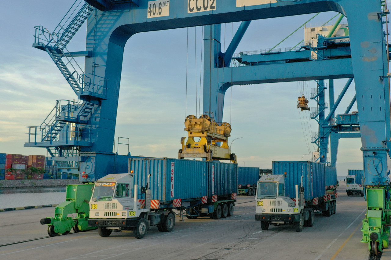 Kegiatan Bongkar Muat di Terminal Peti Kemas Kendari. (Foto: Humas SPTP)
