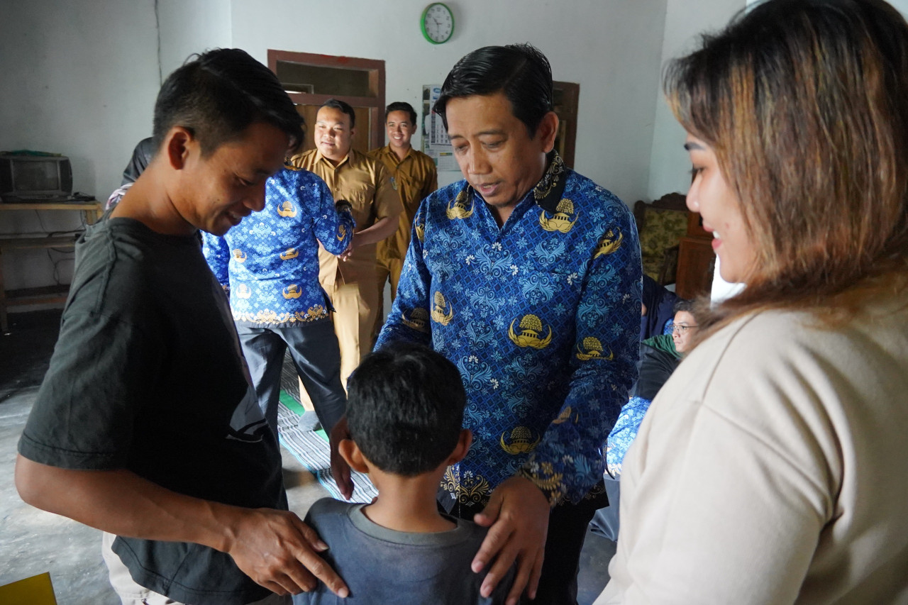 Tim gabungan mendatangi Den Noval di rumah neneknya. (Foto: Pemkab Kediri/jatimnow.com)