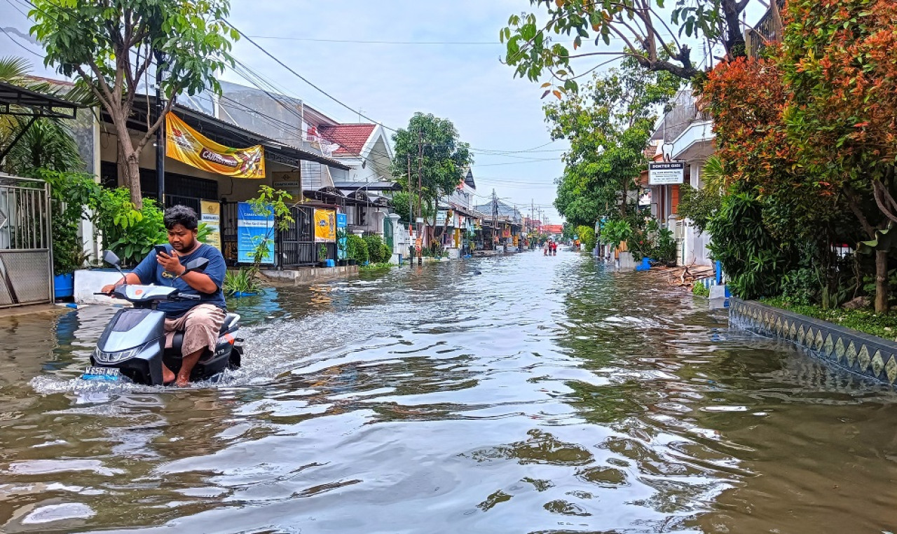 Kondisi banjir yang masih tinggi (Foto: Ahaddiini HM/jatimnow.com)