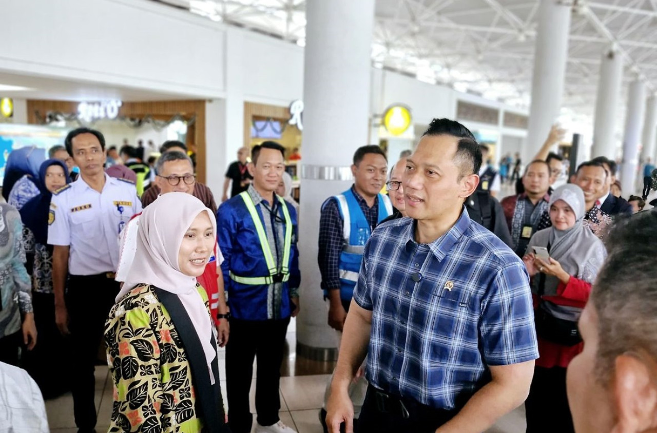 Menteri Koordinator Infrastruktur dan Pembangunan Kewilayahan Agus Harimurti Yudhoyono (AHY) didampingi  Wakil Ketua DPRD Jawa Timur, Sri Wahyuni di Bandara Internasional Juanda. (Foto: Bagus for jatimnow.com).