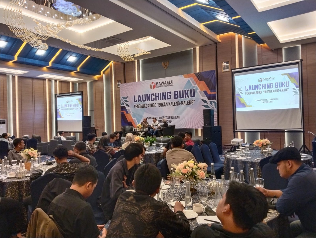 Peluncuran buku oleh Bawaslu Tulungagung. (Foto: Bramanta Pamungkas/jatimnow.com)