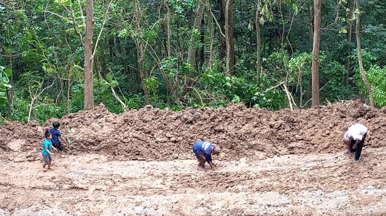 Warga membersihkan material longsor. (Foto: Bramanta Pamungkas/jatimnow.com)