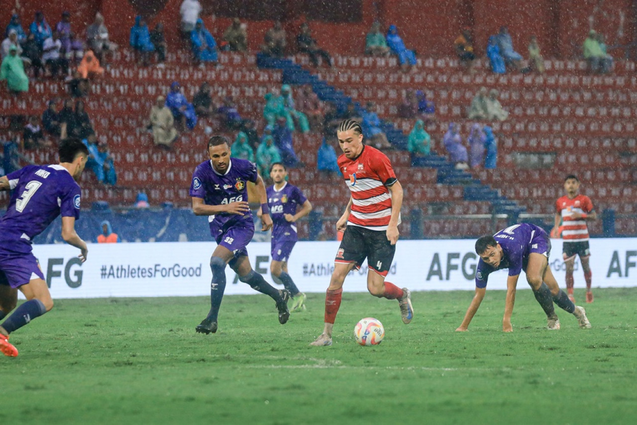 Hujang mengguyur saat pertandingan Madura United lawan Persik Kediri. (Foto: PT LIB)