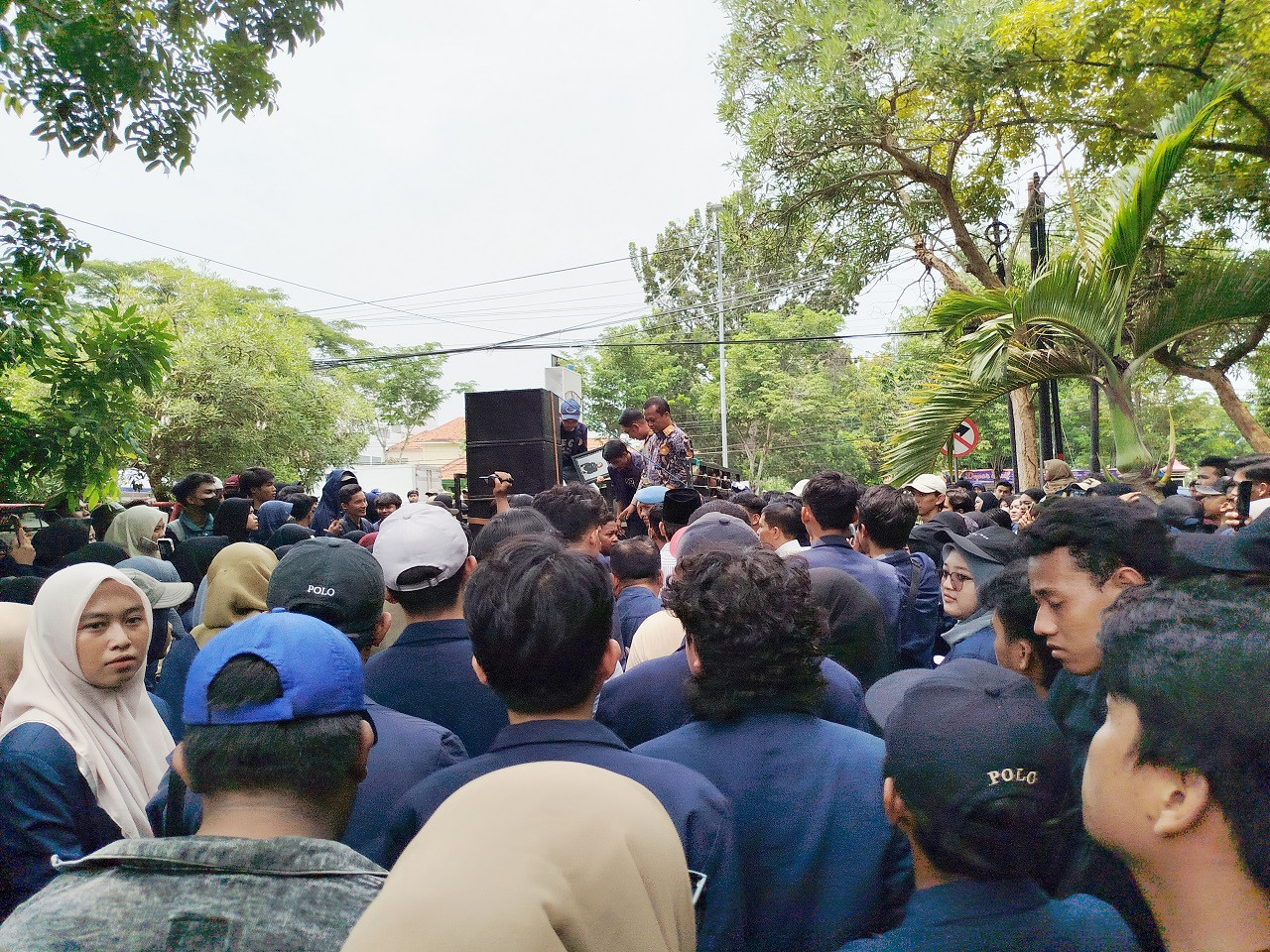 Rektor dan mahasiswa UTM Bangkalan.  (Foto: Fathor Rahman/jatimnow.com)