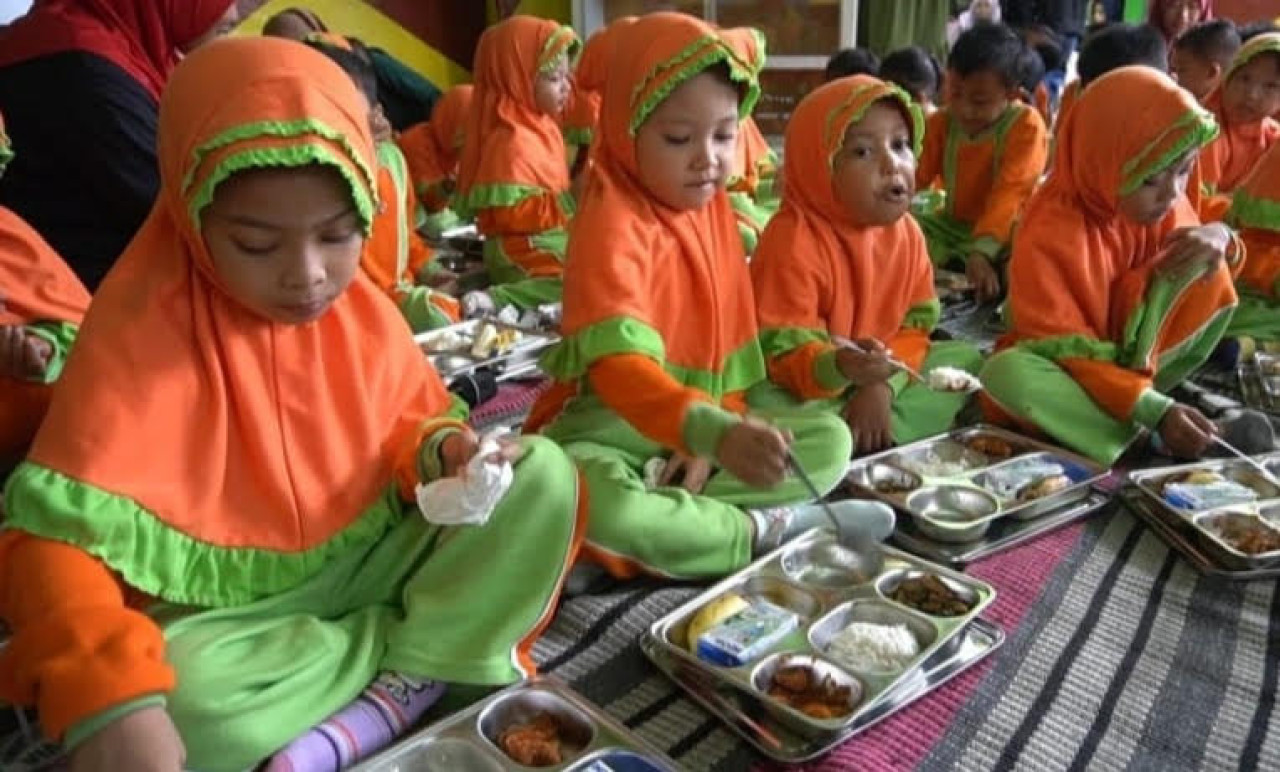 Uji Coba MBG, Kodim 0827/Sumenep Bagikan 200 Porsi Makanan Bergizi untuk Pelajar