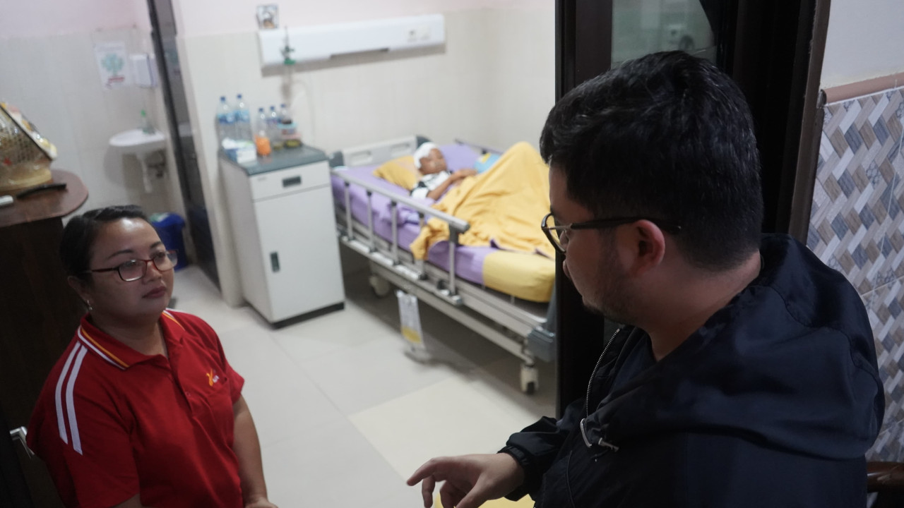 Mas Dhito saat jenguk korban selamat dari pembunuhan sekeluarga di Kediri. (Foto-foto: Pemkab Kediri/jatimnow.com)