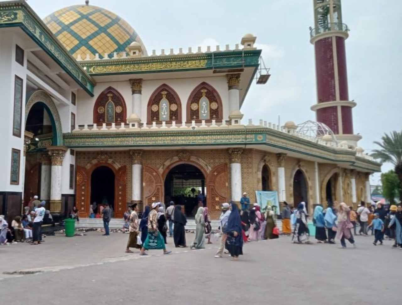 Masjid Syaikhona Kholil di Desa Martajasah, Kecamatan Kota Bangkalan. (Foto: Fathor Rahman/jatimnow.com)