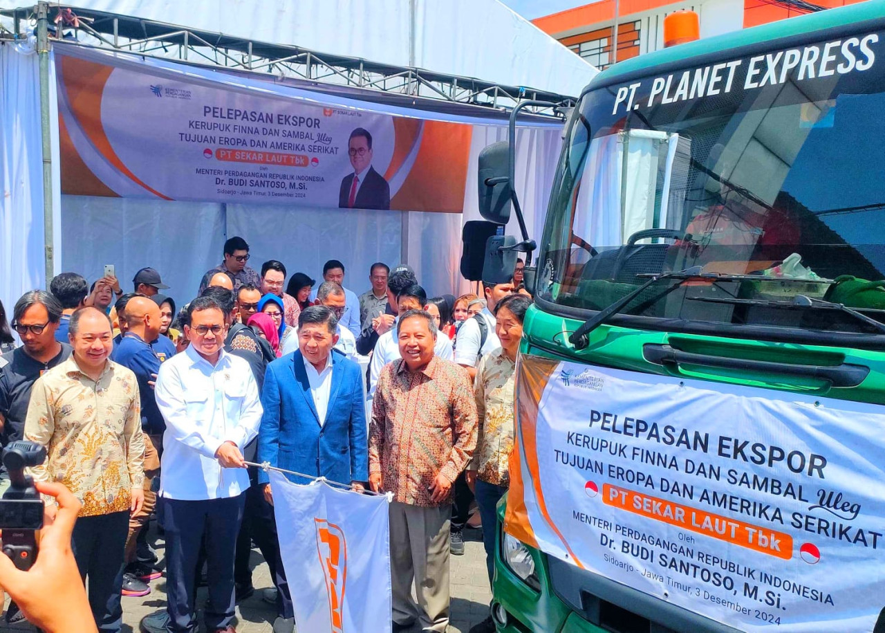 Menteri Perdagangan, Budi Santoso melepas keberangkatan ekspor krupuk dan sambal produksi Sidoarjo ke Eropa dan Amerika. (Foto: Ahaddiini HM/jatimnow.com).