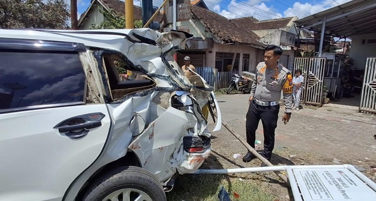 Kondisi mobil Honda Mobilio setelah dihantam KA Pandhalungan. (Foto: Sugianto/jatimnow.com)