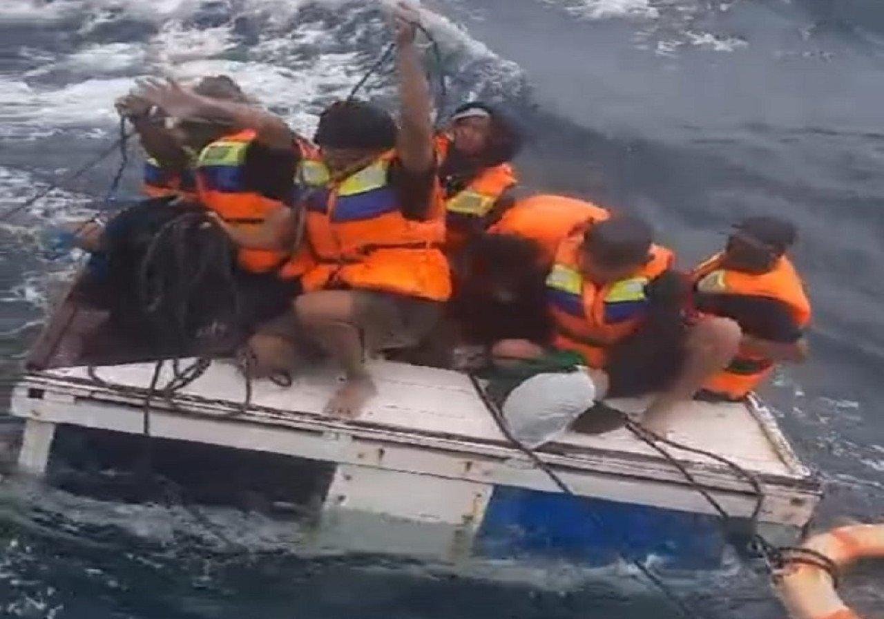 Enam nelayan yang diselamatkan. (Foto: tangkapan layar medsos)