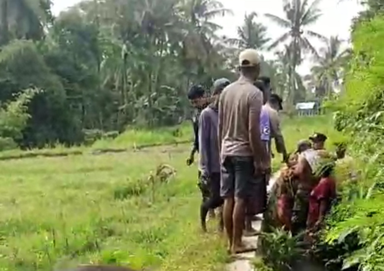 Lokasi penemuan bayi di lubang saluran air (Foto: Sugianto for jatimnow.com)