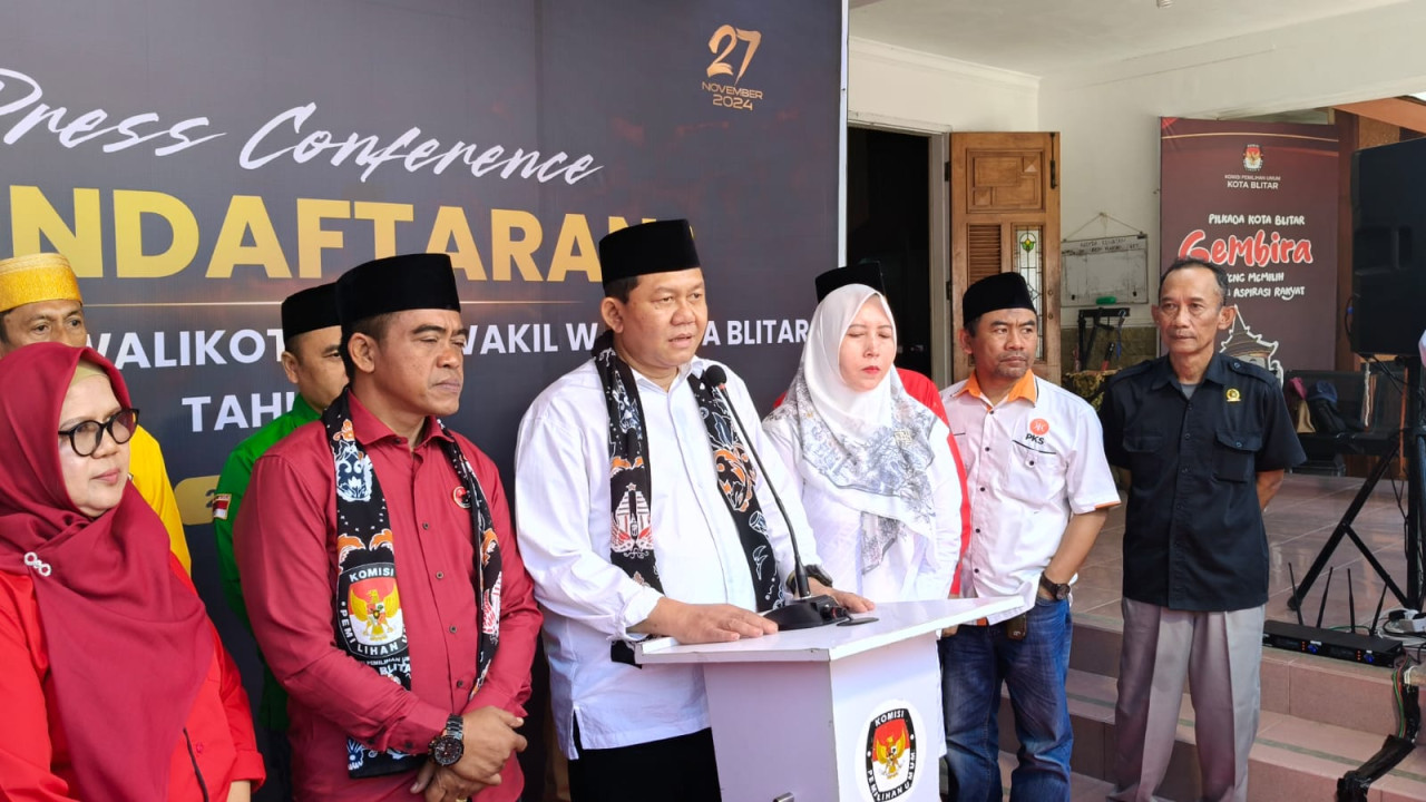 Pasangan Bambang - Bayu saat mendaftar ke KPU Kota Blitar. (Foto: Bramanta Pamungkas/jatimnow.com)