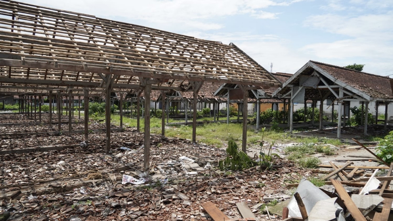 Pasar Ngadiluwih mulai dibongkar. (Foto: Pemkab Kediri/jatimnow.com)