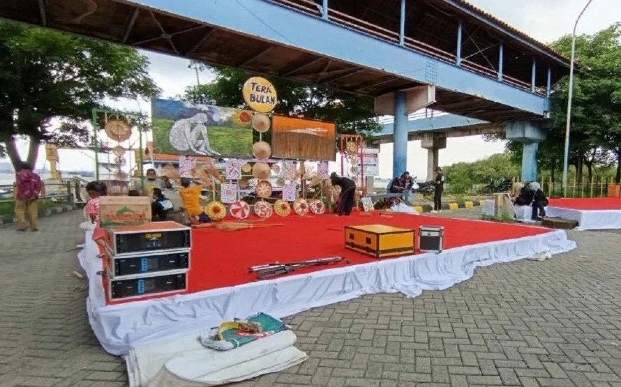 Perayaan malam tahun baru di Pelabuhan Kamal. (Foto: Fathor Rahman/jatimnow.com)