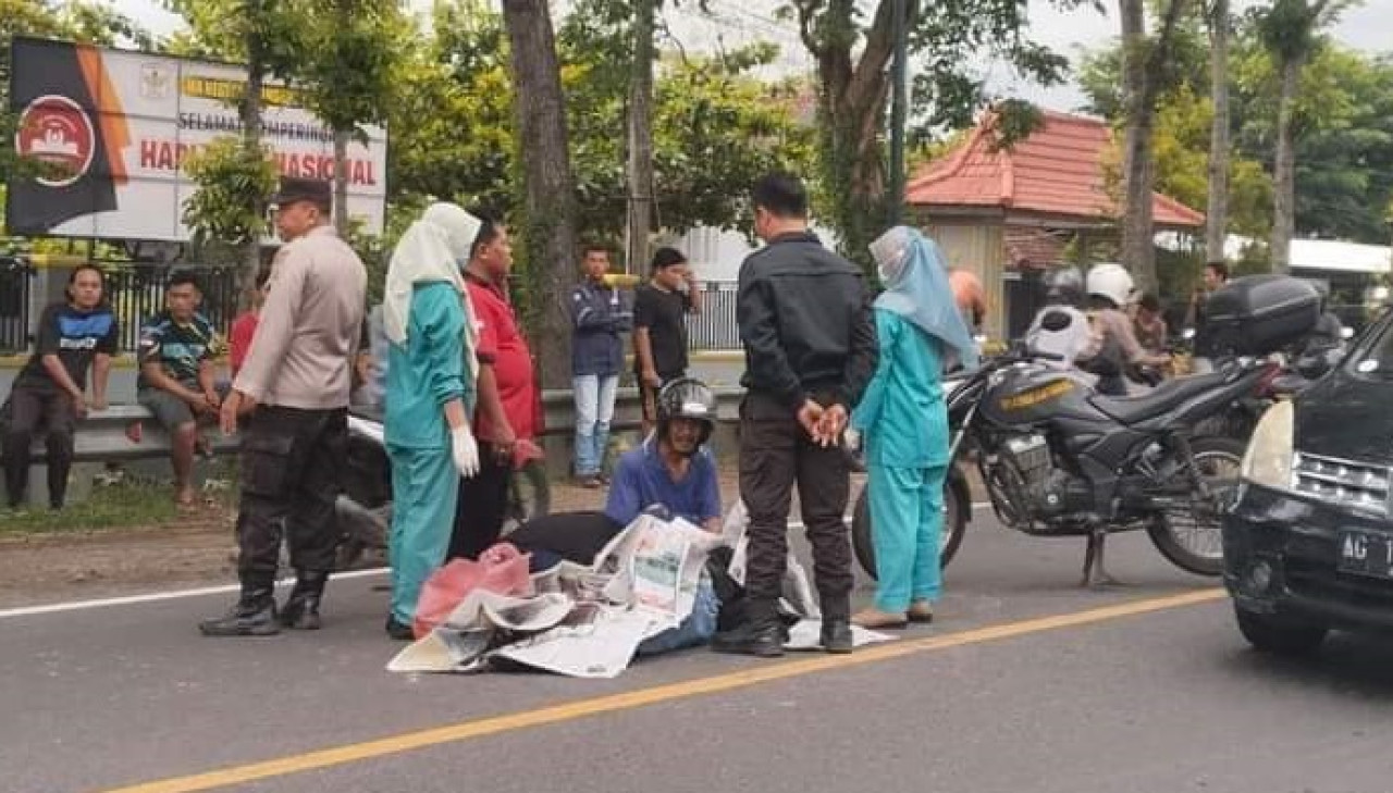 Korban saat dievakuasi petugas. (Foto: Satlantas Polres Tulungagung)