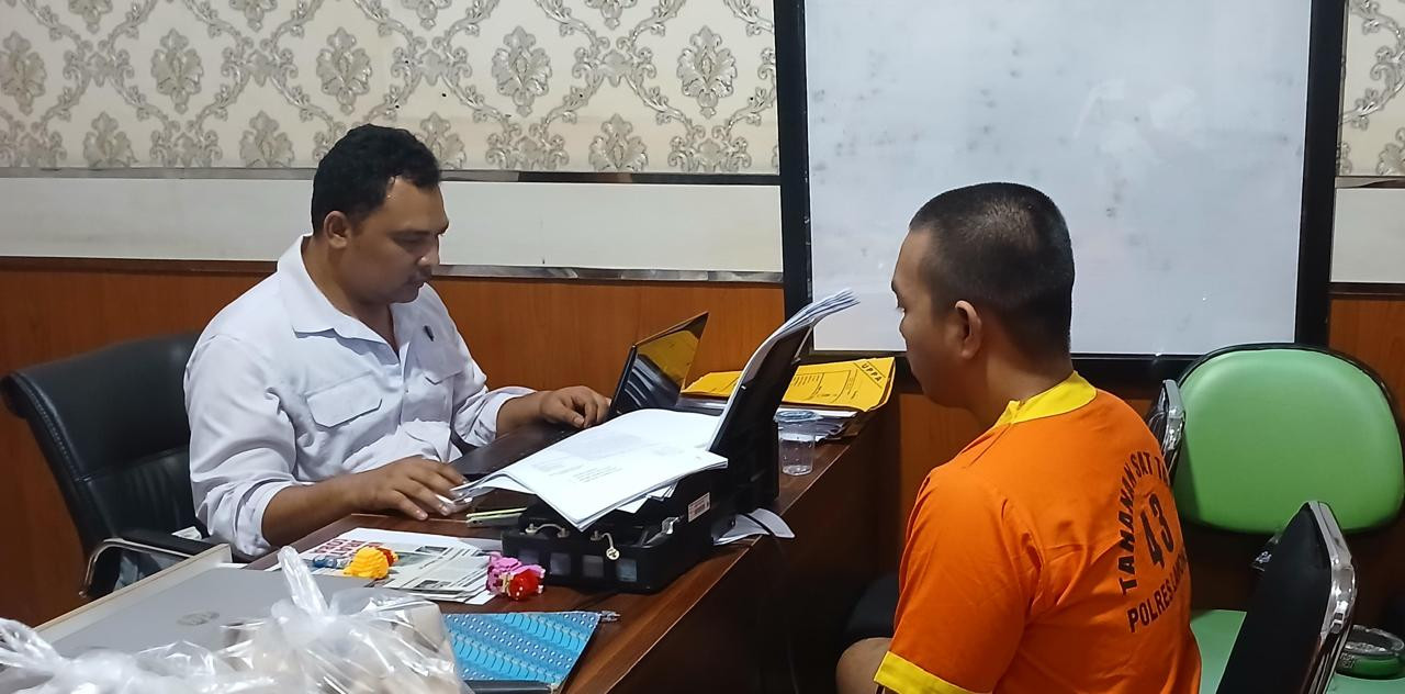 Satu pelaku yang baru saja dibekuk polisi saat diperiksa penyidik. (Foto : Humas Polres for jatimnow.com)