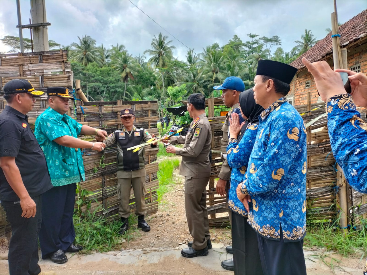 Pembukaan segel dua tambak udang di Trenggalek. (Foto: Bramanta Pamungkas/jatimnow.com)