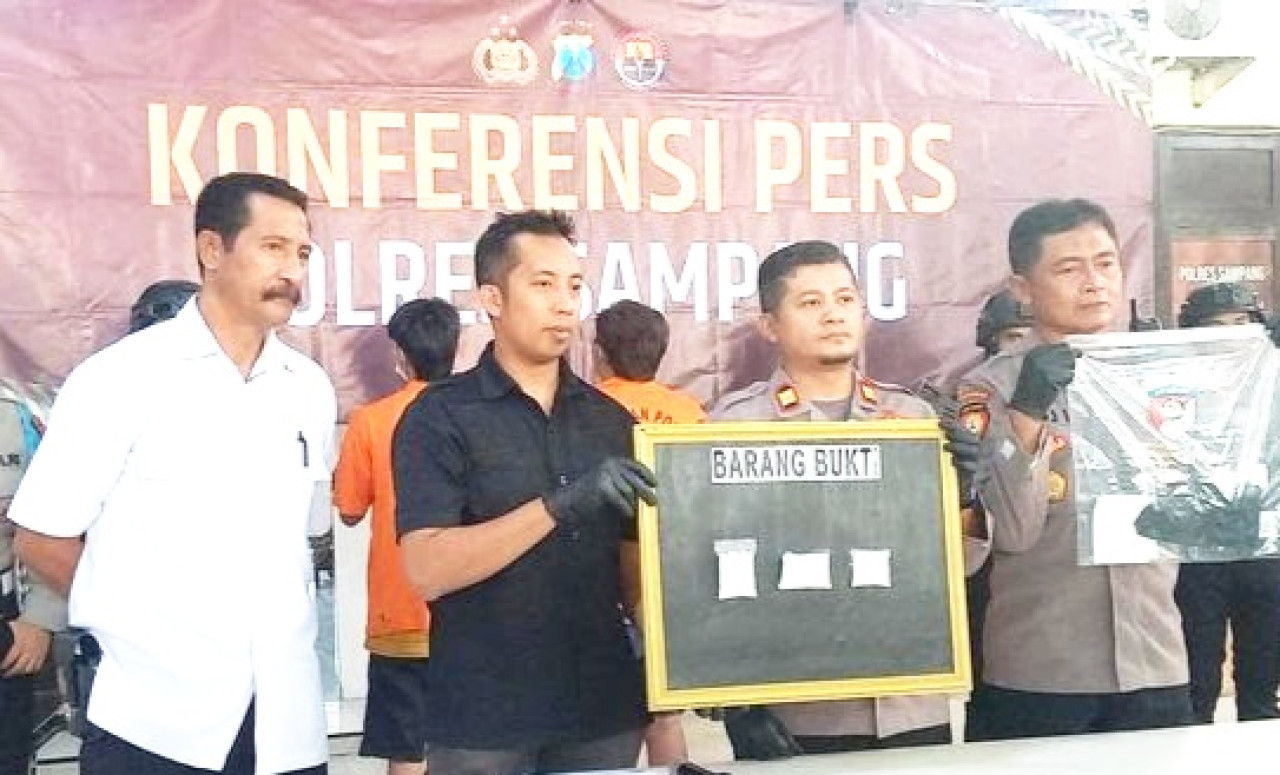 Polres Sampang berhasil tangkap dua warga Probolinggo yang melakukan transaksi sabu. (Foto: Fathor Rahman/jatimnow.com)