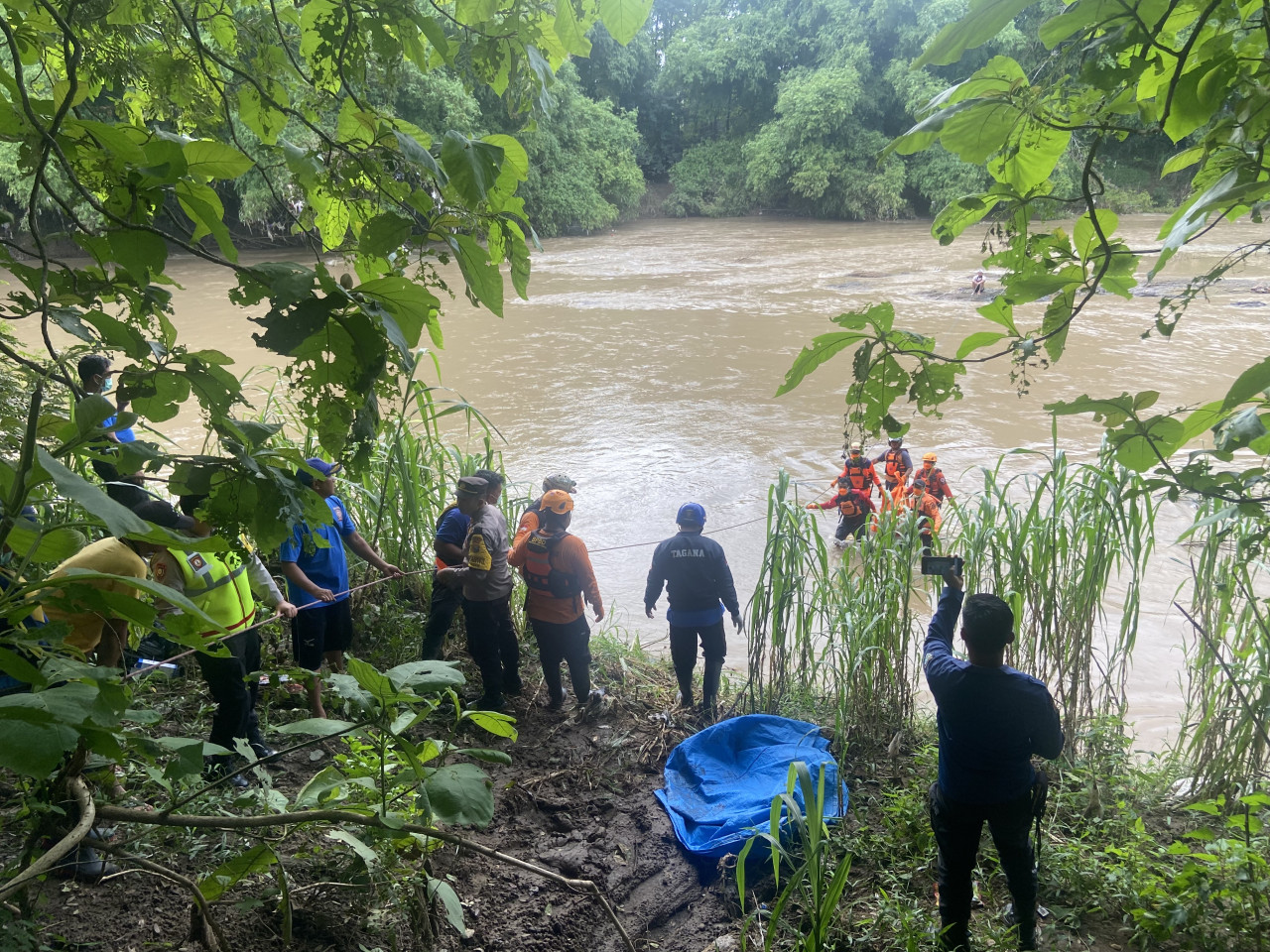 Evakuasi jasad wanita tanpa busana di Ponorogo. (Foto: Ahmad Fauzani/jatimnow.com)