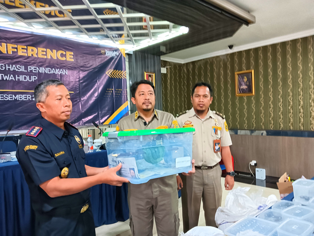Penyelundupan 39 ekor satwa hidup berupa ular, tarantula, biawak dan iguana ilegal yang digagalkan Bea Cukai di Terminal Kargo Bandara Internasional Juanda. (Foto: Ahaddiini HM/jatimnow.com).