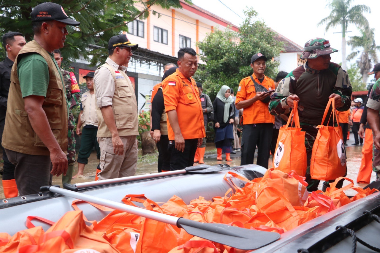Kepala Badan Nasional Penanggulangan Bencana (BNPB), Letjen TNI Suharyanto, saat meninjau lokasi banjir di Ponorogo. (Foto: Ahmad Fauzani/jatimnow.com)