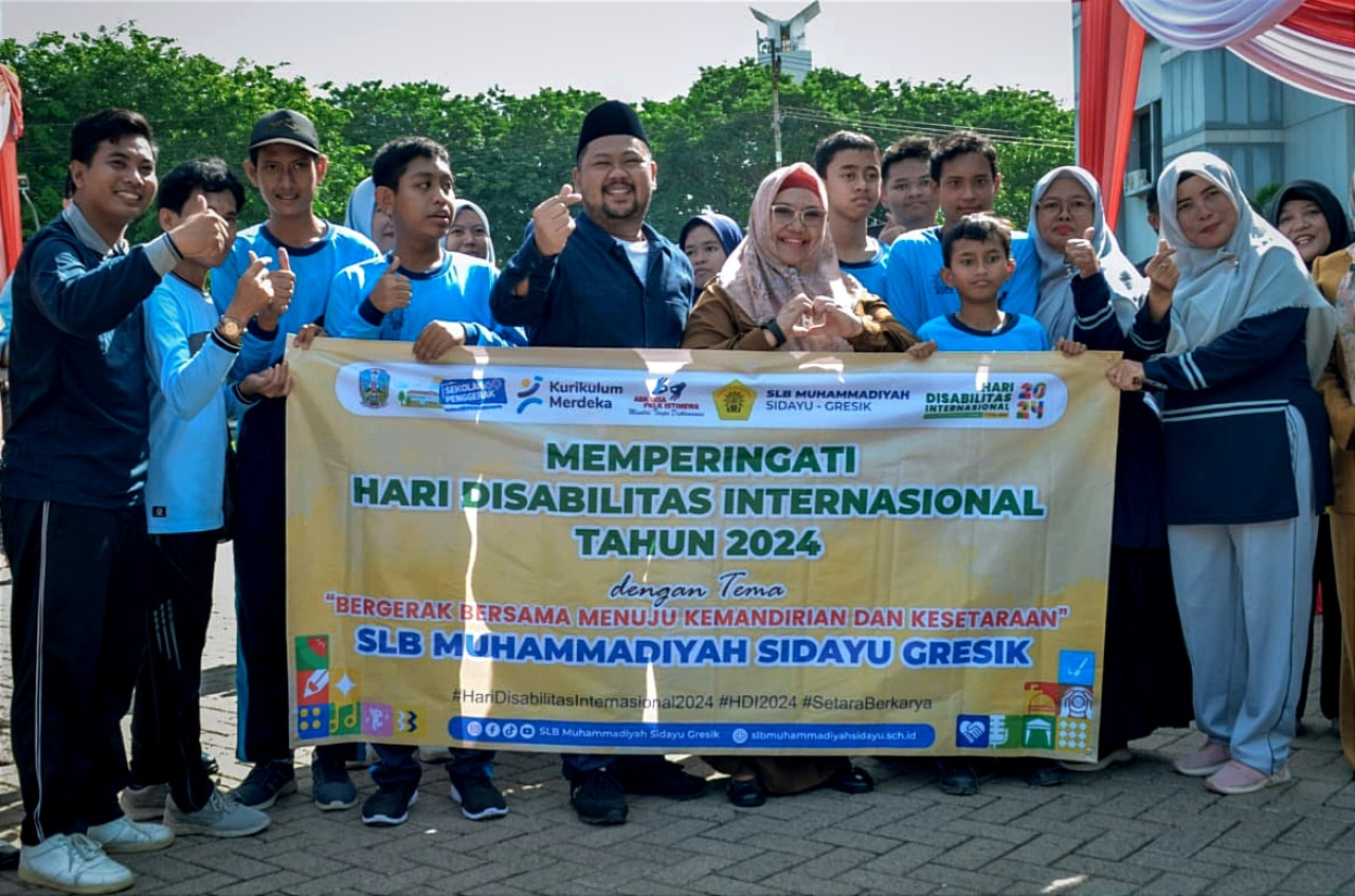 Bupati Gresik Fandi Akhmad Yani dan Wabup Aminatun Habibah di acara jalan sehat memperingati Hari Disabilitas Internasional 2024, Selasa (3/12/2024). (Foto: Diskominfo Gresik for jatimnow.com)