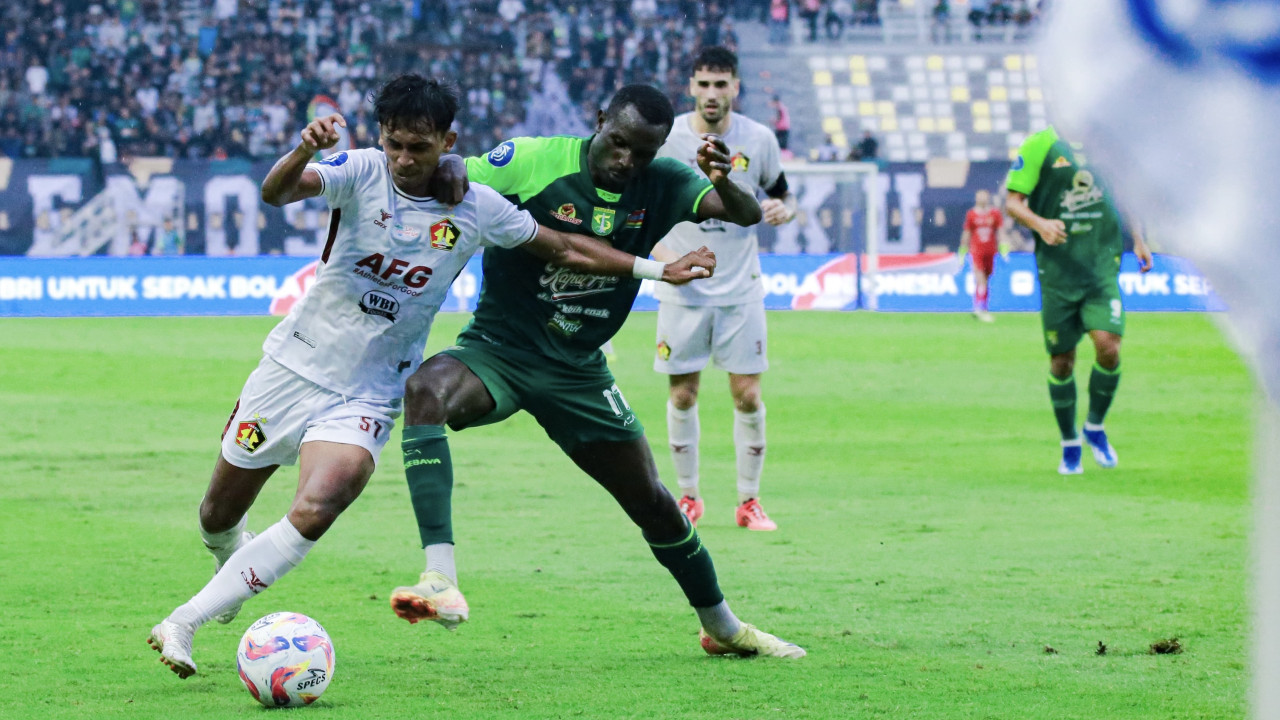 Duel pemain Persebaya Surabaya dan Persik Kediri. (Foto: Persik Kediri/jatimnow.com)