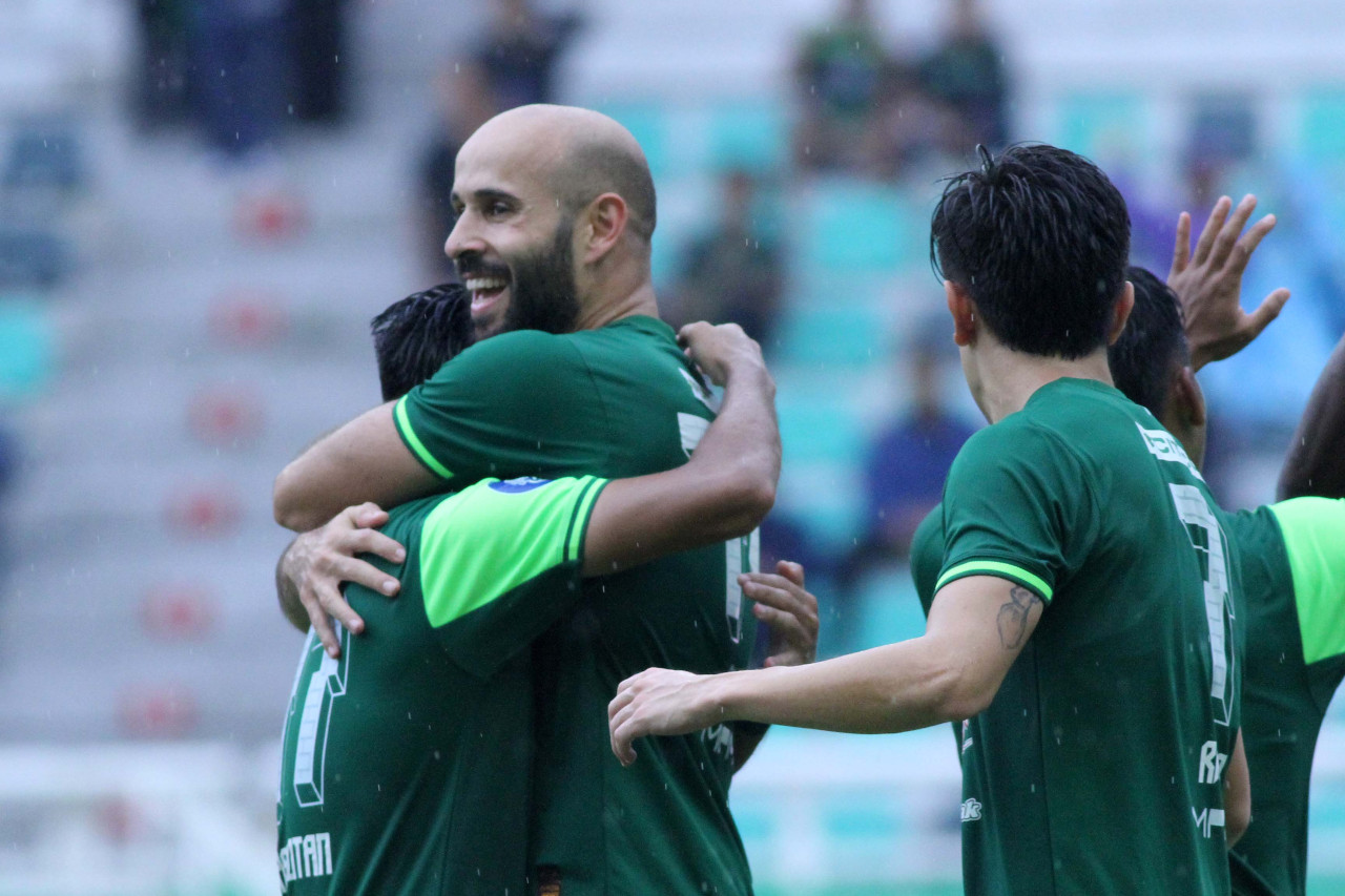 Peluk kemenangan Persebaya usai bantai Persik Kediri (foto: Sahlul/jatimnow.com)