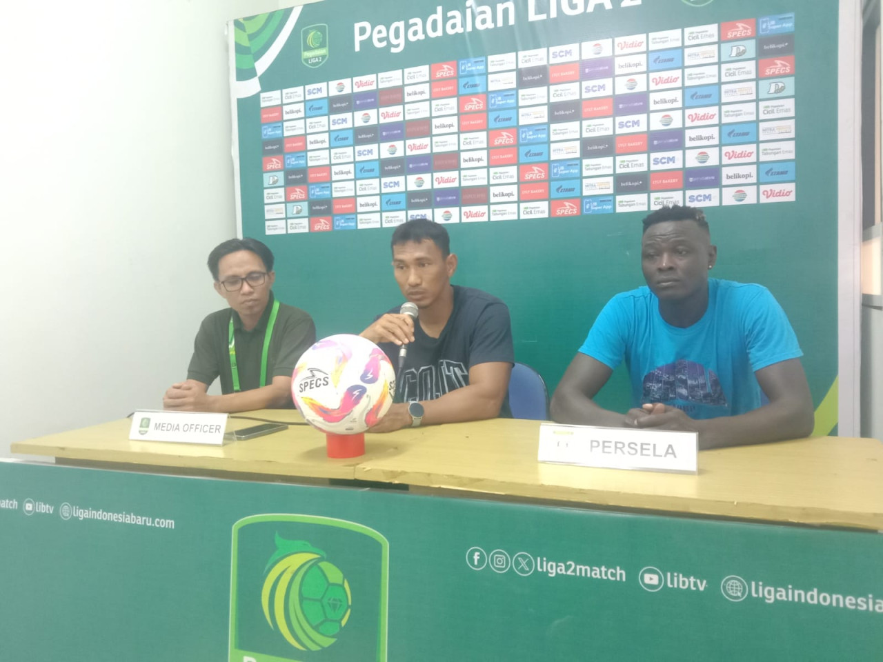 Pelatih Persela Lamongan, Zulkifli Syukur saat sesi prescon sebelum pertandingan. (Foto : Adyad Ammy Iffansah/jatimnow.com)