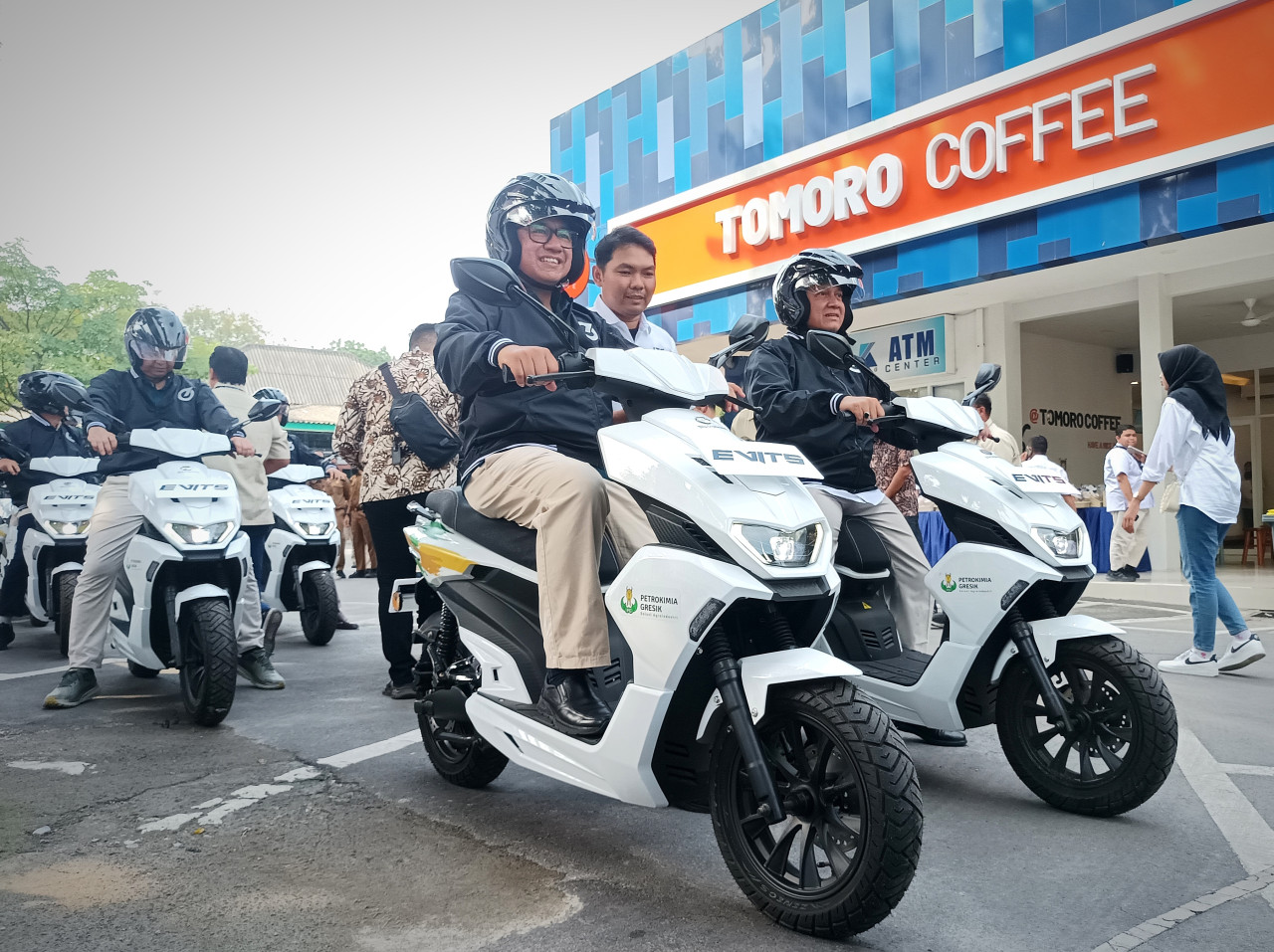 Dirut Petrokimia Gresik, Dwi Satriyo Annurogo, bersama Prof. Agus Muhammad Hatta, Wakil Rektor ITS Surabaya saat mencoba motor listrik EVITS produksi PT ITS Tekno Sains. (Foto: Sahlul Fahmi/jatimnow.com)