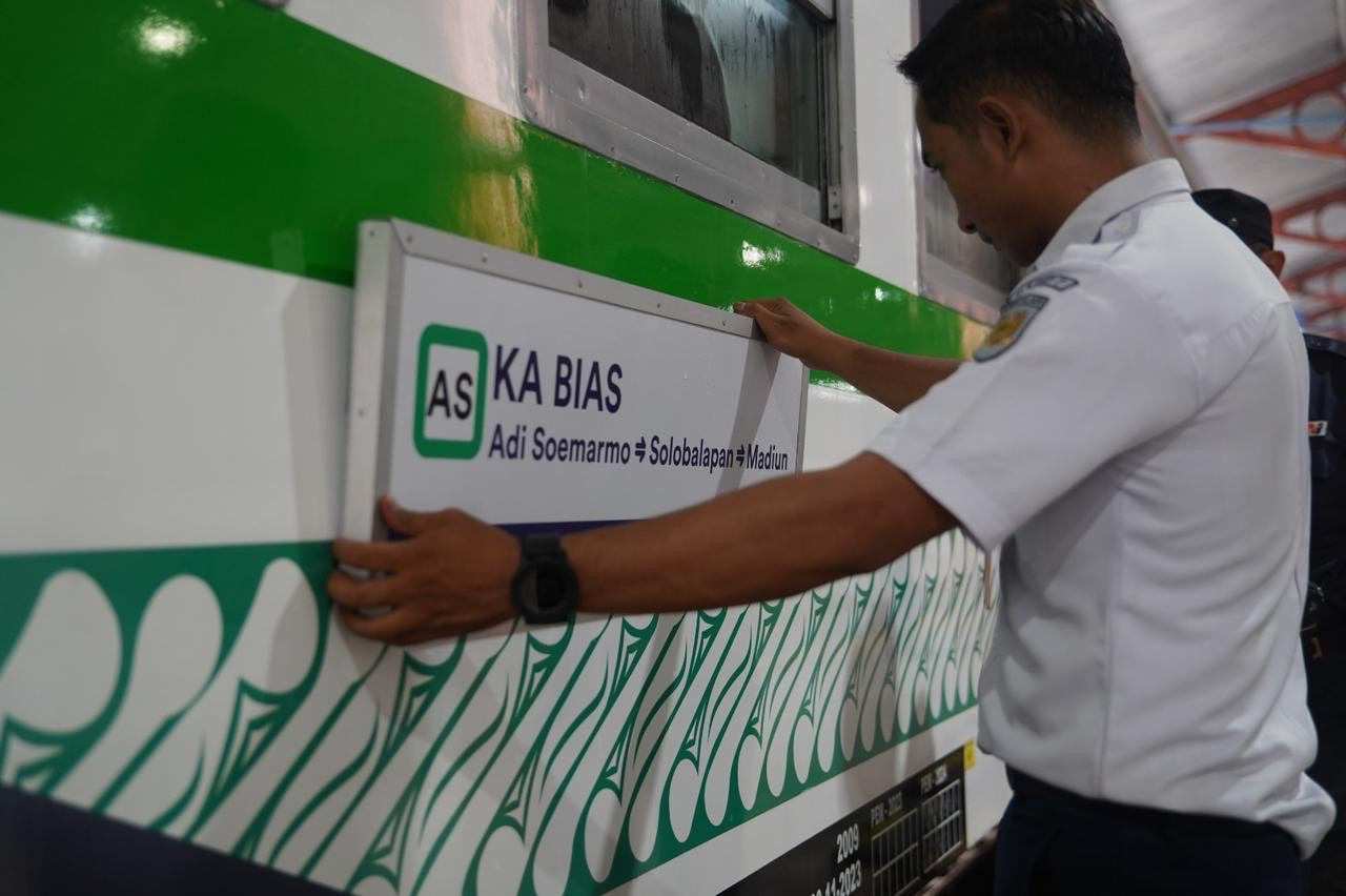 Patugas KA memasang papan nama untuk KA BIAS. (Foto: KAI Daop 7 Madiun for jatimnow.com.com)