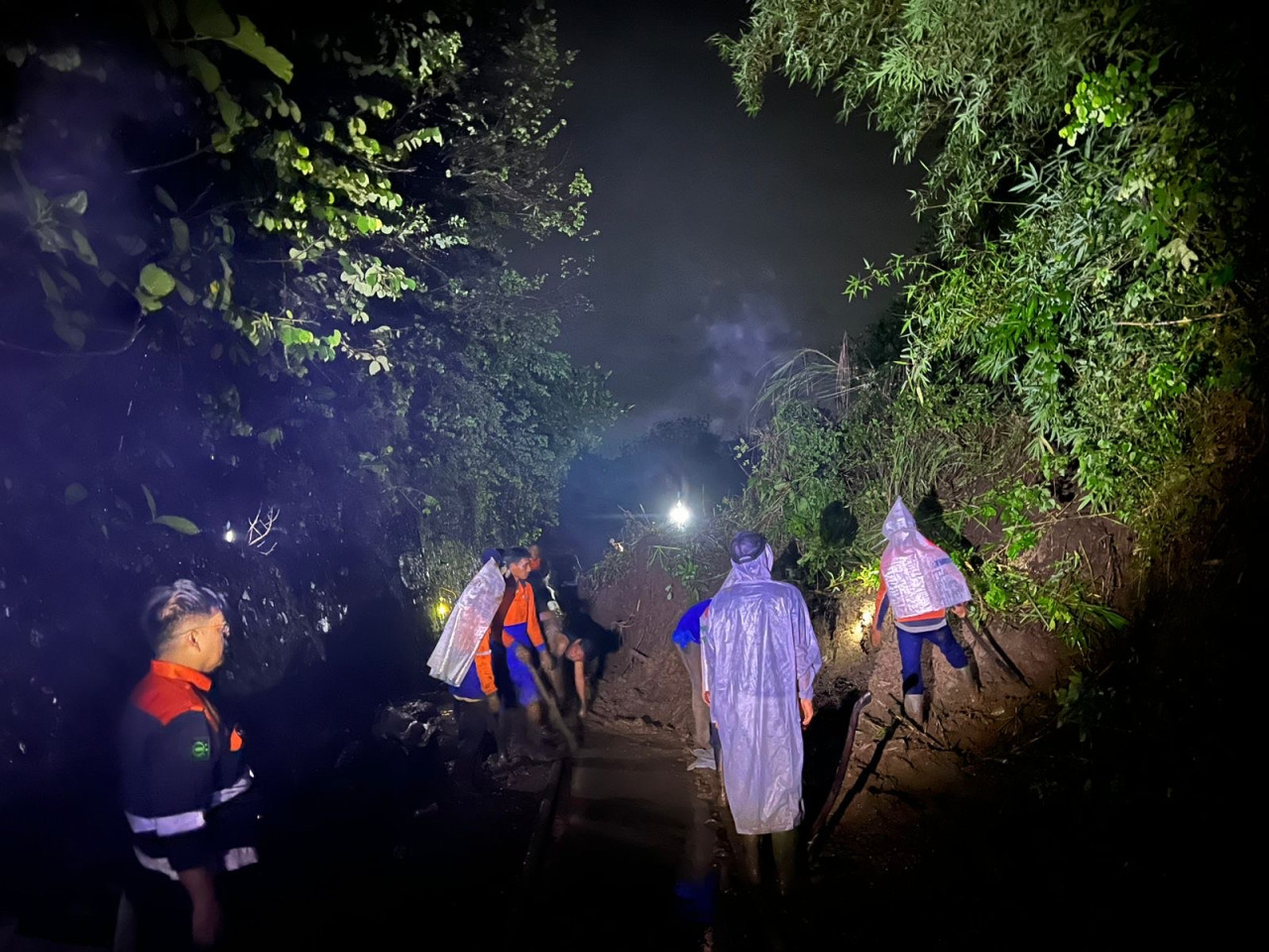 Petugas KA melakukan perbaikan sepanjang malam agar jalur kereta dapat dilewati. (Foto: Humas KAI for jatimnow.com)