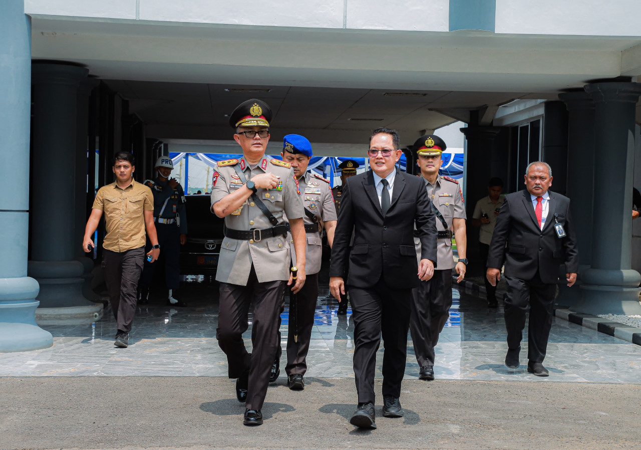 Pj Gubernur Jatim bersama KSAL Laksamana TNI Muhammad Ali, di Peringatan HUT ke-79 Armada RI di Koarmada II, Dermaga Ujung Surabaya. (Foto: Munir/jatimnow.com)